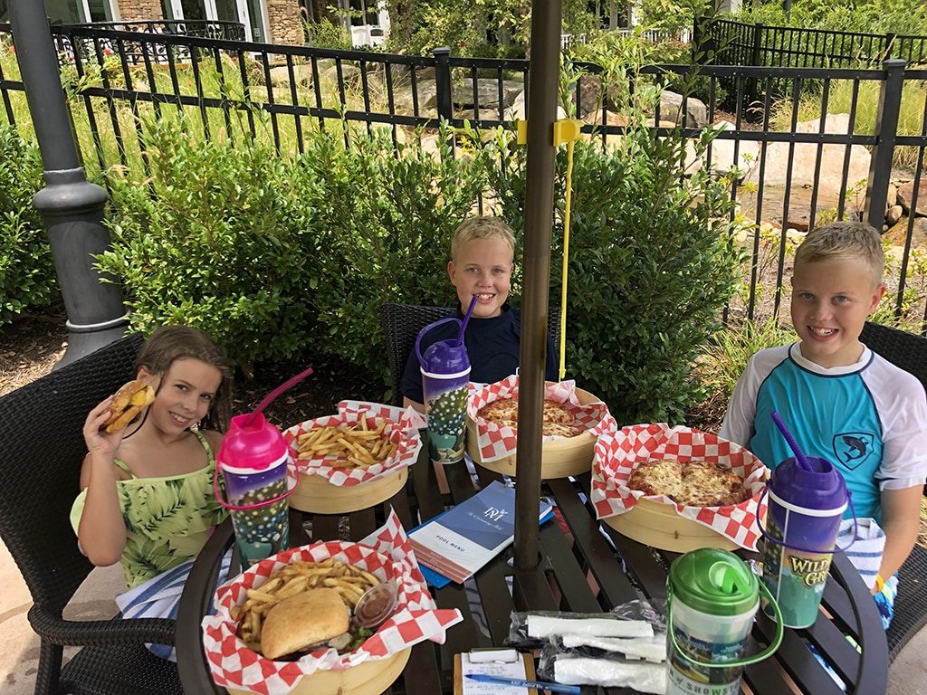 Dollywood's DreamMore Resort Poolside Dining