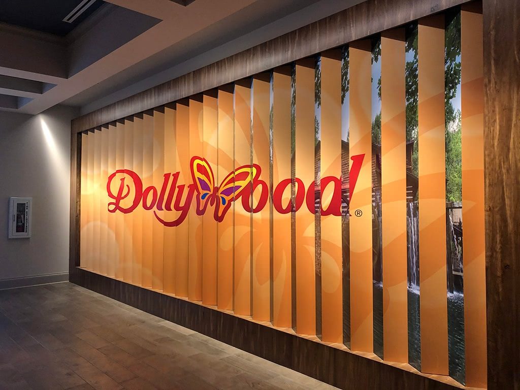 Dollywood's Dreammore Resort Sign Changing