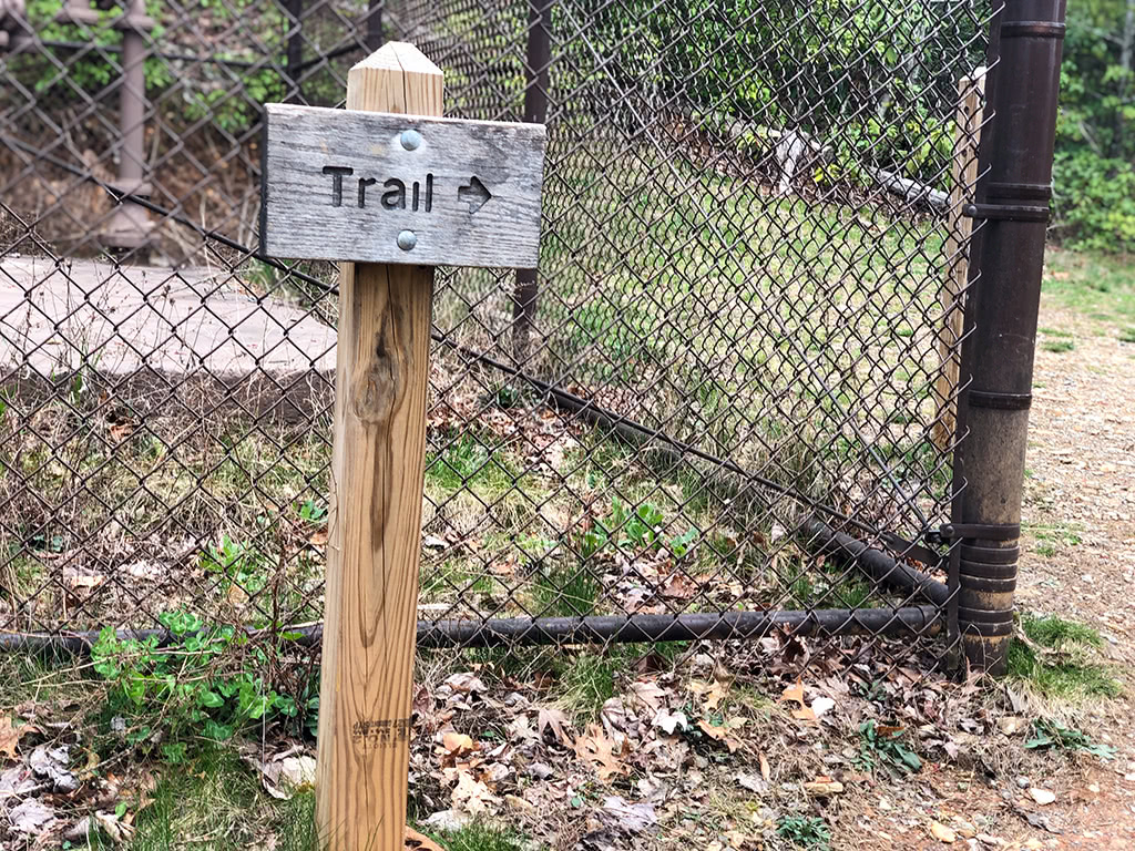 Trail Sign pointing right
